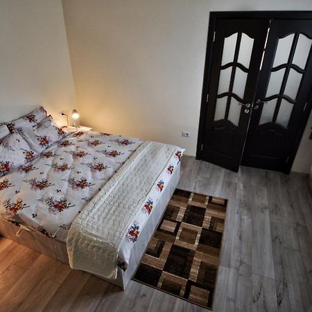 Flori'S Apartment Брашов Екстериор снимка