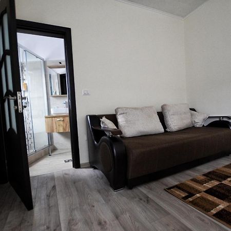 Flori'S Apartment Брашов Екстериор снимка