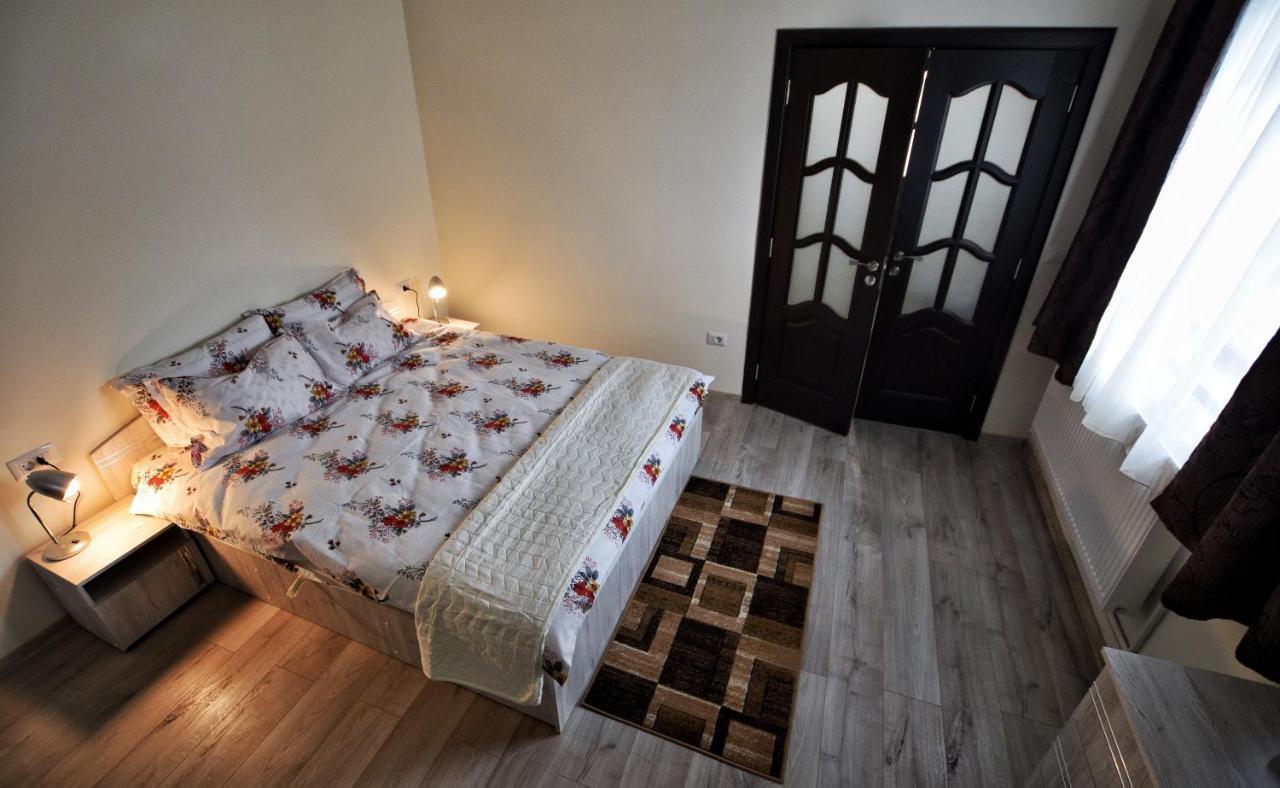 Flori'S Apartment Брашов Екстериор снимка