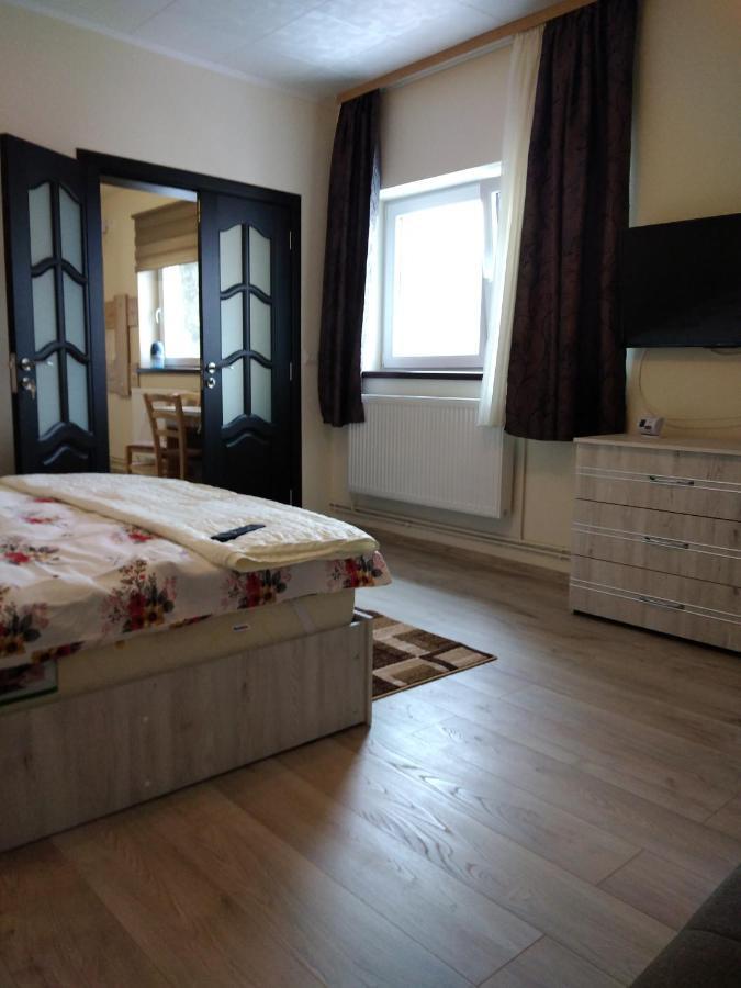 Flori'S Apartment Брашов Екстериор снимка