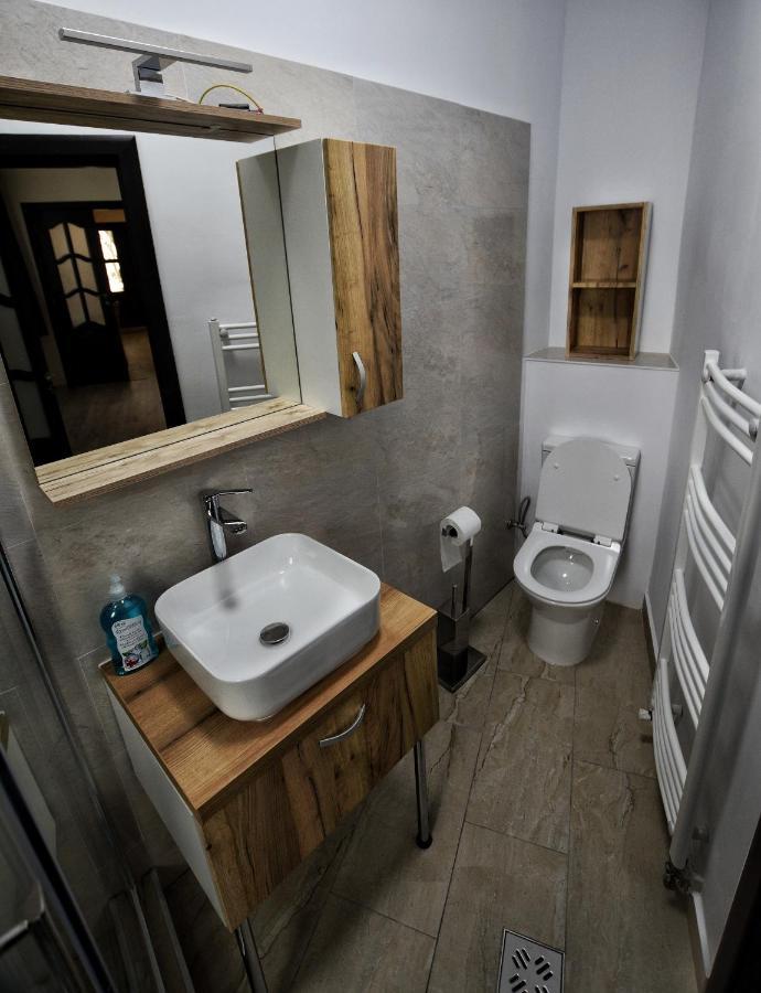 Flori'S Apartment Брашов Екстериор снимка