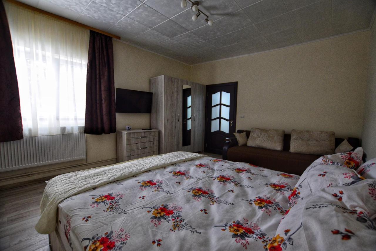 Flori'S Apartment Брашов Екстериор снимка