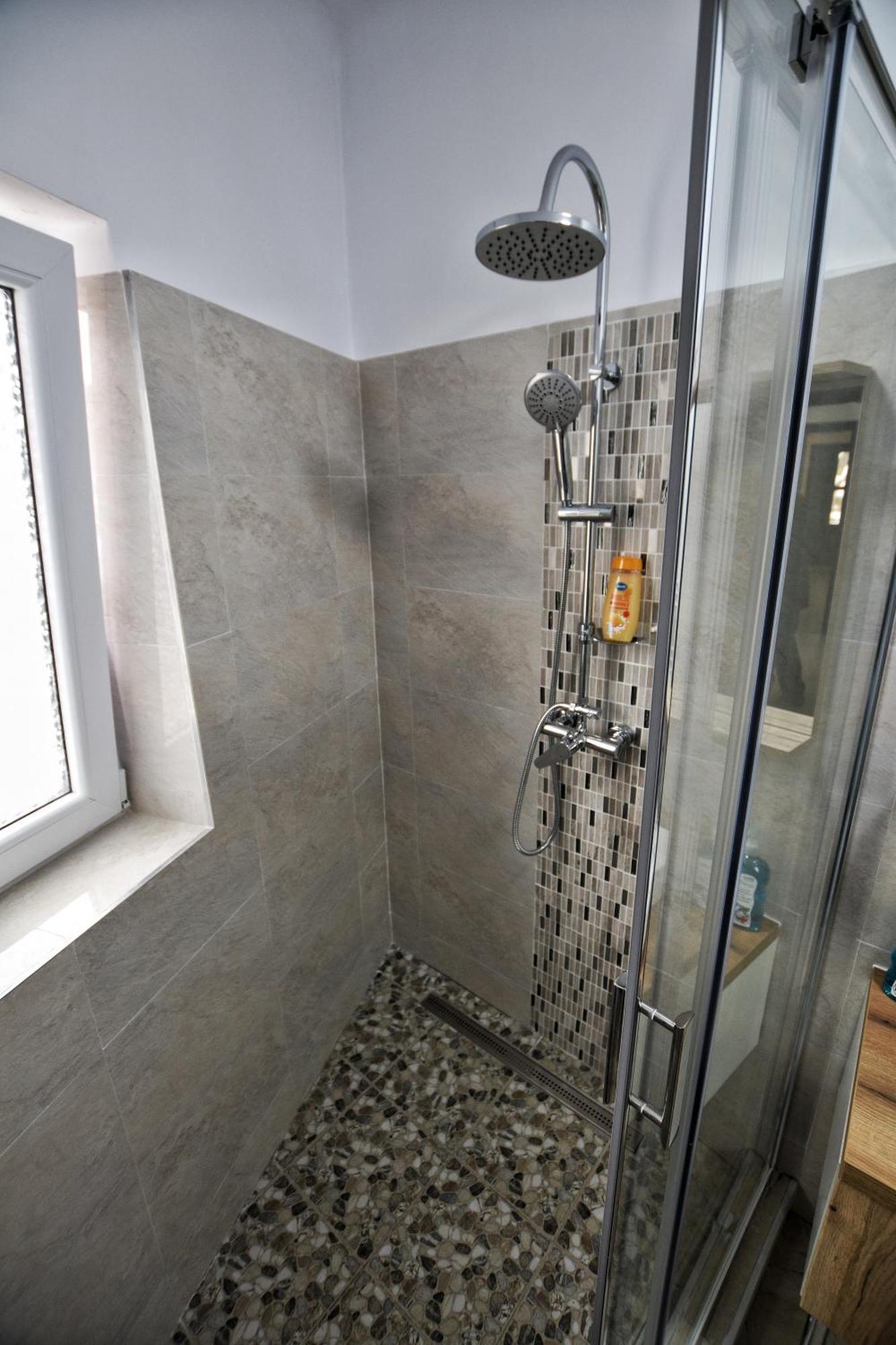 Flori'S Apartment Брашов Екстериор снимка